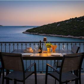 6 Bedroom Waterfront Villa with Pool in Uvala Ljubljeva near Trogir, Sleeps 12-13